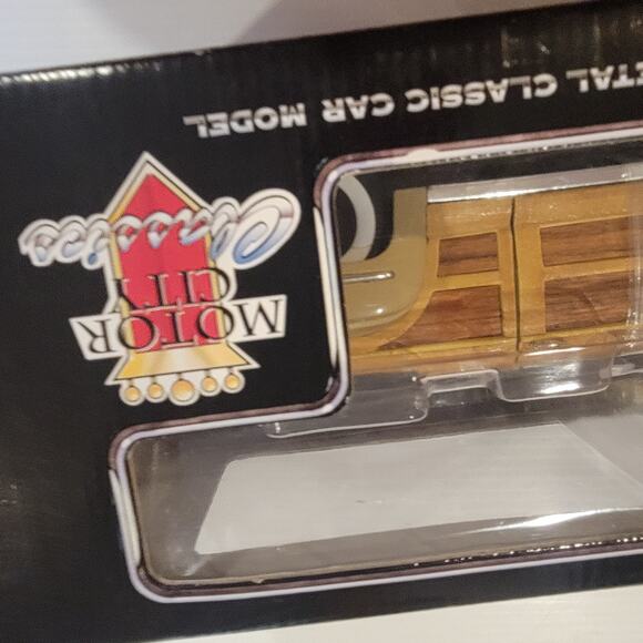 Vintage 1998 Motor City Classics 1948 Chrysler Town Country Diecast Model 1:18 - Picture 9 of 16